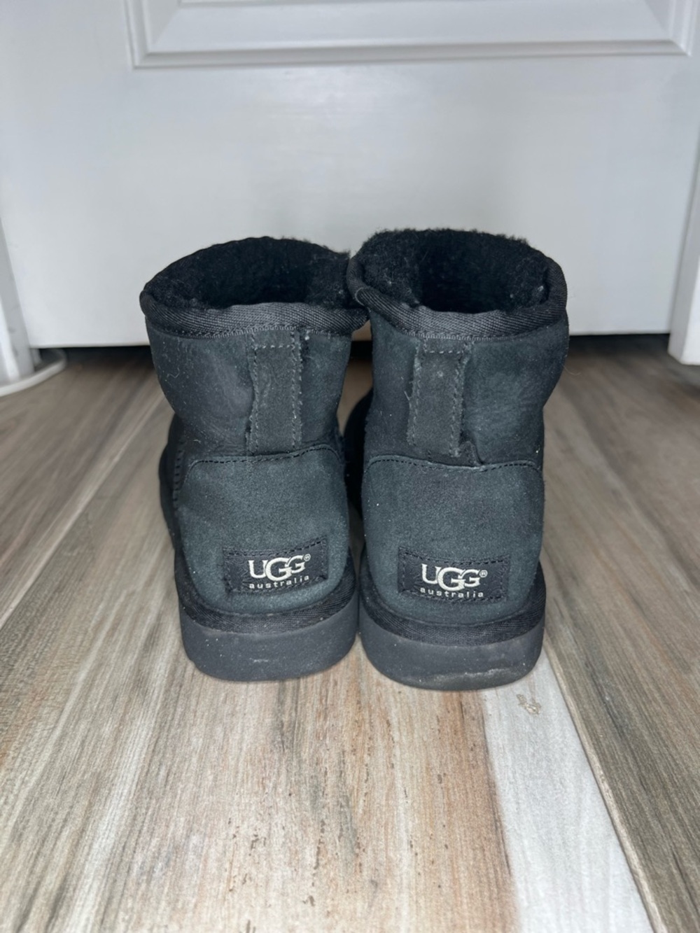 UGG Classic Mini Women Boots Black S/N 5854 Size 8 - Picture 5 of 10